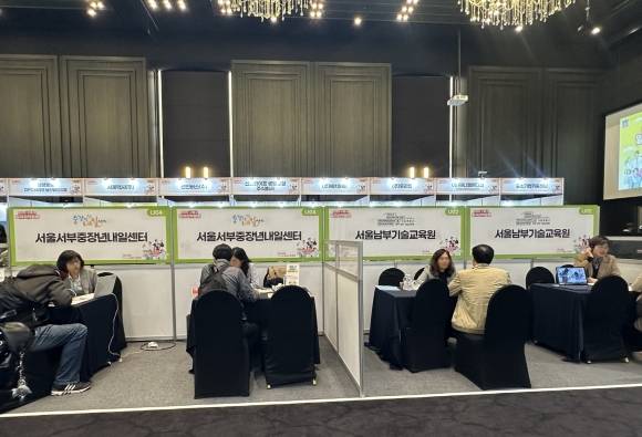 지난해 서울 구로구청 대강당에서 진행된 ‘2024년 중장년 일자리박람회’에서 구직자들이 일대일 상담을 하고 있다. 구로구 제공