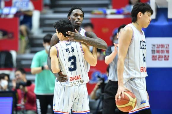 부산 KCC 소속이었던 라건아가 지난해 5월 5일 수원 케이티아레나에서 열린 2023~24 프로농구 챔피언결정전 5차전 수원 kt와의 원정 경기에서 허웅과 포옹하고 있다. KBL 제공