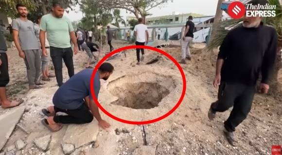 이스라엘군은 지난달 13일 신와르 등 하마스 지도자들을 겨냥해 칸유니스 병원을 공습했다. 사진은 이스라엘 전투기가 땅굴을 겨냥해 쏜 미사일로 생긴 구멍. 인디안익스프레스 뉴스 캡처