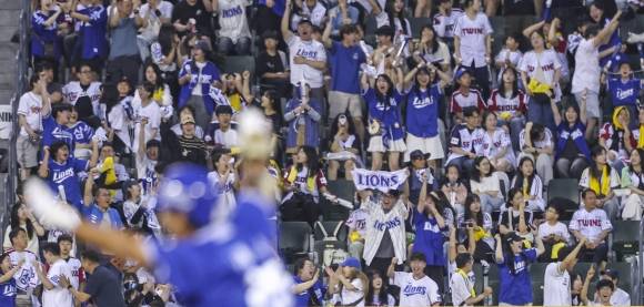 삼성 라이온즈 팬들이 1일 서울 잠실야구장에서 열린 2025 KBO리그 정규시즌 LG 트윈스와의 원정 경기에서 김태훈이 홈런을 때린 뒤 열광하고 있다. 연합뉴스