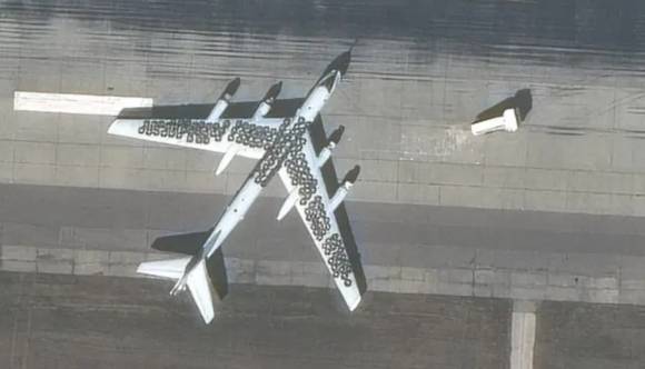 위성으로 포착된 타이어로 덮인 러시아 전략폭격기 Tu-95. 영상 캡처