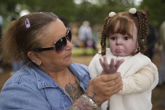 지난달 24일(현지시간) 브라질 상파울루의 한 공원에서 열린 ‘리본돌’ 모임에서 한 여성이 자신의 리본돌을 바라보고 있다. AP 연합뉴스
