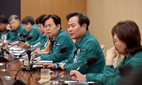 2일 김학홍(오른쪽 부번째) 경북도 행정부지사 주재로 열린 긴급 확대간부회의. 경북도 제공