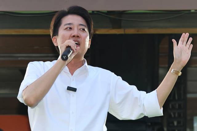 이준석 개혁신당 대선 후보가 1일 저녁 서울역 앞 광장에서 유권자들에게 지지를 호소하고 있다. 연합뉴스