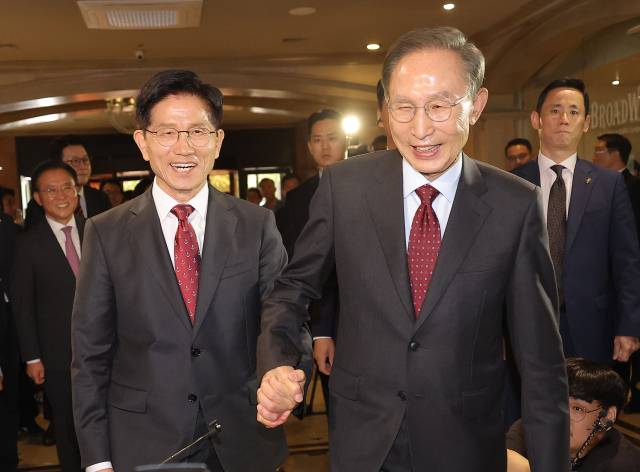 국민의힘 김문수 대선 후보와 이명박 전 대통령이 27일 서울 여의도 켄싱턴호텔에서 만나 오찬을 위해 이동하고 있다. 연합뉴스