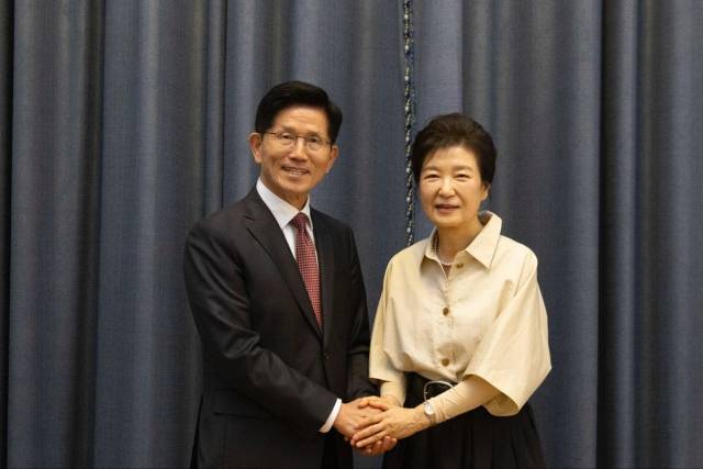 김문수 국민의힘 대통령 후보가 24일 대구 달성군 박근혜 전 대통령 사저에서 박 전 대통령을 예방하고 있다. 사진 제공=국민의힘