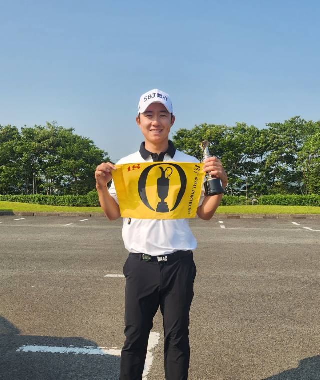 디오픈 출전권을 획득한 뒤 가진 기념 촬영에서 포즈를 취한 송영한. 사진 제공=KPGA