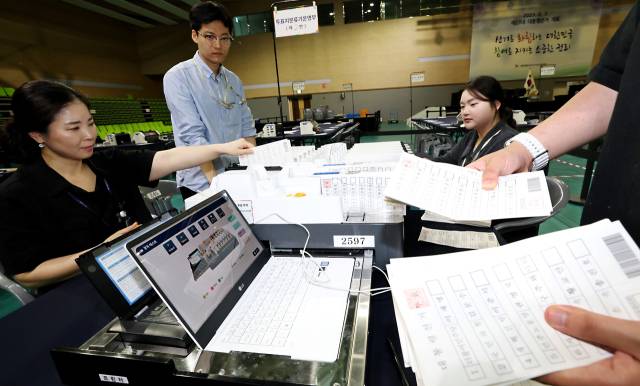 제21대 대통령 선거 투표를 하루 앞둔 2일 오전 세종시 어진동 정부세종청사체육관에 마련된 개표소에서 세종시선관위 직원과 개표사무원들이 투표지분류기를 이용한 개표 사전점검을 하고 있다. 뉴스1