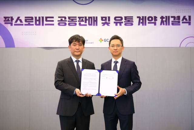 허은철(오른쪽) GC녹십자 대표와 오동욱 한국화이자제약 대표가 지난달 30일 한국화이자제약 본사에서 먹는 코로나19 치료제 ‘팍스로비드’ 국내 공급 계약을 체결한 후 기념촬영을 하고 있다. 사진 제공=GC녹십자