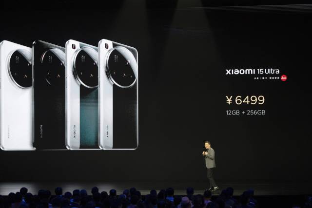 샤오미그룹의 창립자이자 회장 겸 최고경영자(CEO)인 레이쥔이 2월 27일 중국 베이징에서 열린 스마트폰 ‘샤오미 15 울트라’ 출시 행사에서 연설하고 있다. EPA연합뉴스