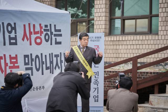 영화 '소주전쟁'의 한 장면으로 국보소주 회장 석진우 역을 맡은 배우 손현주. 사진 제공=쇼박스