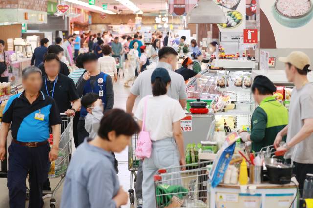 서울의 한 대형마트에서 장을 보는 시민들. 연합뉴스