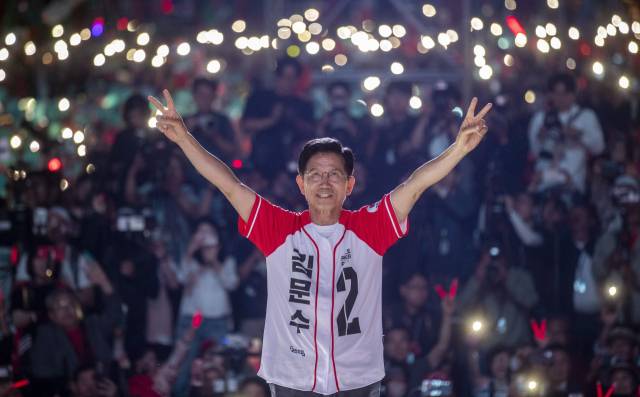 김문수 국민의힘 대선 후보가 2일 서울광장에서 열린 피날레 유세에서 지지를 호소하고 있다. 성형주 기자 2025.06.02