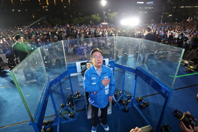 이재명 더불어민주당 대선 후보가 대선을 하루 앞둔 2일 많은 지지자들이 운집한 서울 영등포구 여의도공원에서 피날레 유세를 한 뒤 가슴에 손을 얹고 애국가를 제창하고 있다. 오승현 기자 2025.06.02