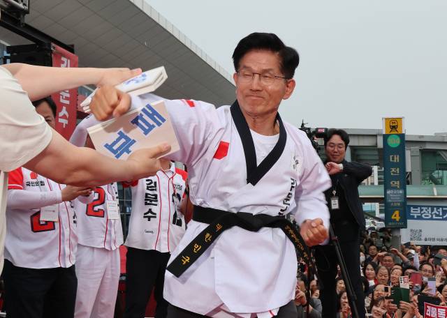 김문수 국민의힘 대선 후보가 제21대 대통령 선거일을 하루 앞둔 2일 오후 대전역 서광장에서 시민들에게 지지를 호소하는 퍼포먼스를 하고 있다. 연합뉴스