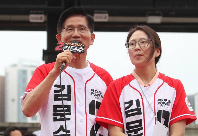 김문수 국민의힘 대선 후보가 제21대 대통령 선거를 하루 앞둔 2일 동대구역 광장에서 딸 동주 씨와 함께 지지를 호소하고 있다. 연합뉴스