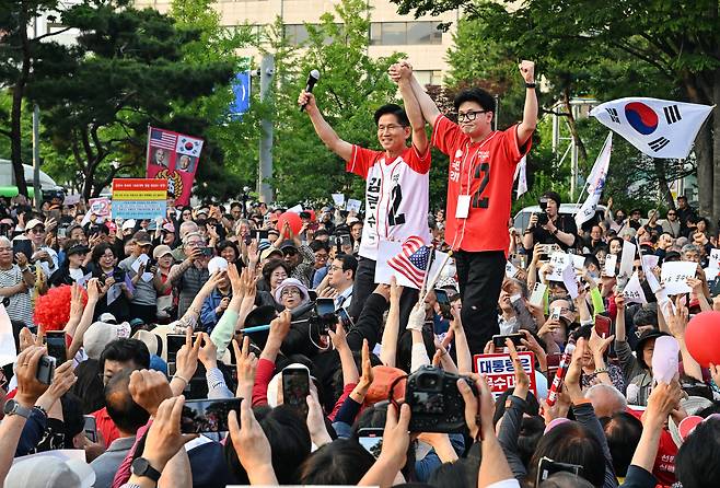 5월26일 서울 도봉구에서 처음으로 함께 유세에 나선 국민의힘 김문수 후보와 한동훈 전 대표(오른쪽). ⓒ공동취재