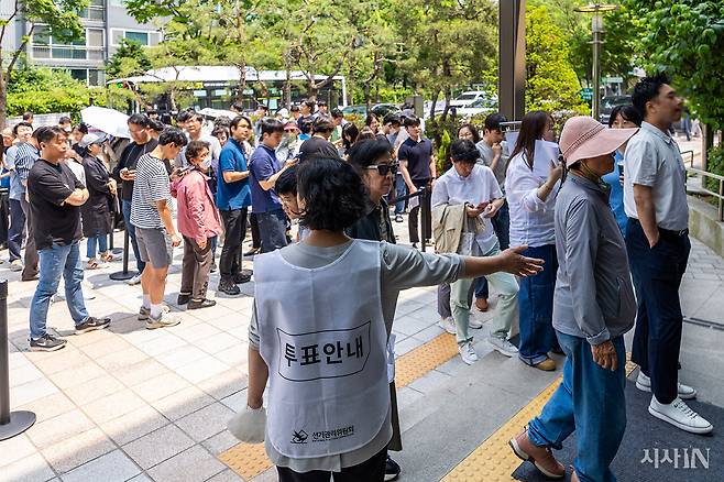 5월29일 경기 성남시 분당구 서현1동 행정복지센터에 마련된 사전투표소에서 시민들이 투표하기 위해 줄을 서 있다. ⓒ시사IN 박미소