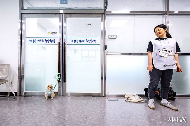 제21대 대통령선거 사전투표 첫날인 5월29일 경기 화성시 동탄9동행정복지센터에 마련된 사전투표소에 반려견이 투표하러 간 주인을 기다리고 있다. ⓒ시사IN 박미소