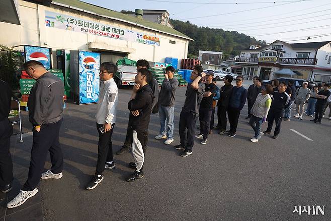 제21대 대통령선거 사전선거 투표일 첫날인 29일 전남 여수시 주삼동에 설치된 주삼사전투표소에서 시민들이 투표를 하기 위해 줄을 서서 대기하고 있다. ⓒ시사IN 이명익