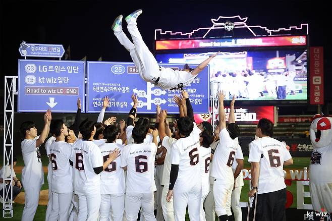 KT 선수들이 1일 수원KT위즈파크에서 열린 박경수의 은퇴식이 끝난 뒤 헹가래를 하고 있다. 사진제공｜KT 위즈