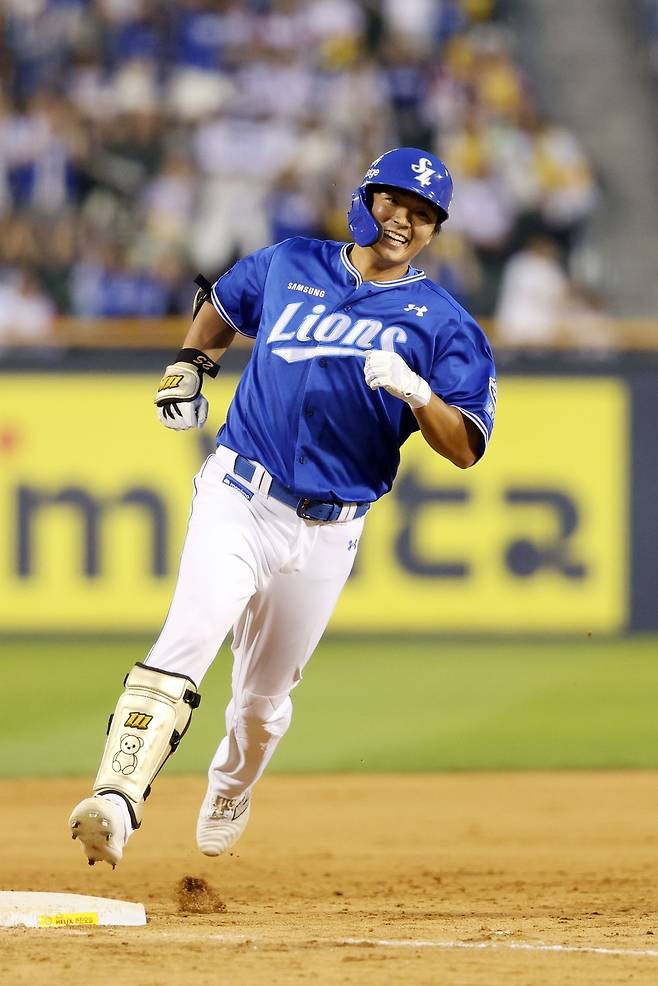 웃으며 베이스를 돌고 있는 삼성 김태훈. 삼성 라이온즈 제공
