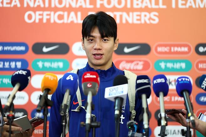 전진우가 2일 인천국제공항을 통해 이라크로 출국하기 전 취재진과 만나 축구대표팀에 첫 승선한 소감을 밝히고 있다. 연합뉴스