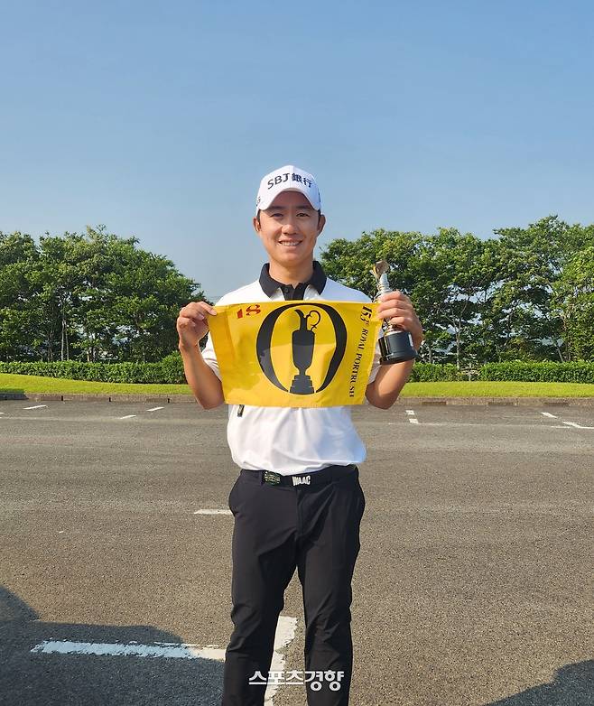 송영한이 지난 1일 일본에서 끝난 JGTO 미즈노 오픈에서 공동 2위에 올라 디 오픈 출전권을 차지한 뒤 기념촬영하며 활짝 웃고 있다. |송영한, KPGA 제공