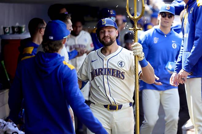 시애틀 롤리가 2일 미네소타전에서 7회말 홈런을 치고 덕아웃으로 돌아온 뒤 삼지창을 들고 세리머니하고 있다. AP연합뉴스