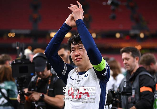 ▲ 시즌 내내 이적설과 방출설에 시달린 손흥민의 루머가 수면 아래로 가라앉은 모양새다. 지난 겨울부터 사우디아리비아와 꾸준히 연결됐지만 차기 시즌 챔피언스리그 진출을 확정한 만큼 큰 무대에서 검증을 마친 베테랑 주축 공격수 잔류를 촉구하는 분위기다.