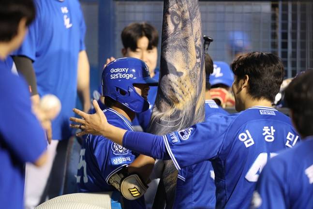 삼성 김태훈이 1일 잠실 LG전에서 8회초 2점 홈런을 터트린 뒤 더그아웃에서 사자깃발을 들고 들어가고 있다. /사진=삼성 라이온즈 제공