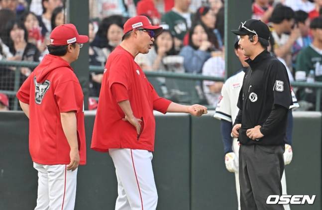 이숭용 감독(왼쪽에서 2번째)이 1일 경기 도중 체크스윙에 대해 항의하고 있는 모습.