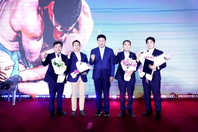 5월 31일 문체부 장관 표창을 받은 씨름 발전 유공자들과 이준희(가운데) 대한씨름협회장. /사진=대한씨름협회