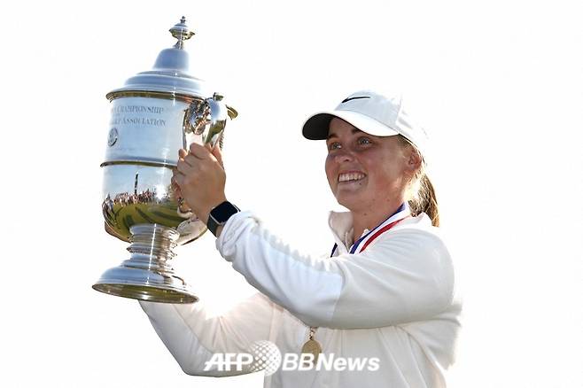 마야 스타르크(스웨덴)가 2일(한국 시각) US여자오픈에서 우승한 뒤 우승 트로피를 들며 기뻐하고 있다. /AFPBBNews=뉴스1
