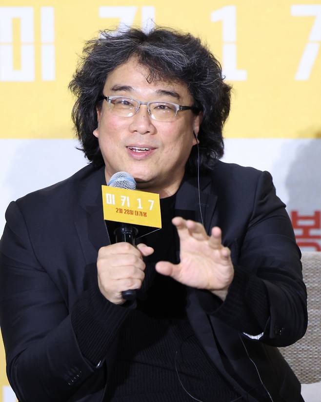(서울=뉴스1) 권현진 기자 = 봉준호 감독이 20일 서울 강남구 코엑스 메가박스에서 열린 영화 '미키17'(감독 봉준호) 내한 기자간담회에 참석해 취재진 질문에 답하고 있다.  '미키17'은 위험한 일에 투입되는 소모품(익스펜더블)으로, 죽으면 다시 프린트되는 ‘미키’(로버트 패틴슨 분)가 17번째 죽음의 위기를 겪던 중, 그가 죽은 줄 알고 '미키 18'이 프린트되면서 벌어지는 예측불허의 이야기를 그린 작품이다. 2025.2.20/뉴스1  Copyright (C) 뉴스1. All rights reserved. 무단 전재 및 재배포,  AI학습 이용 금지. /사진=(서울=뉴스1) 권현진 기자