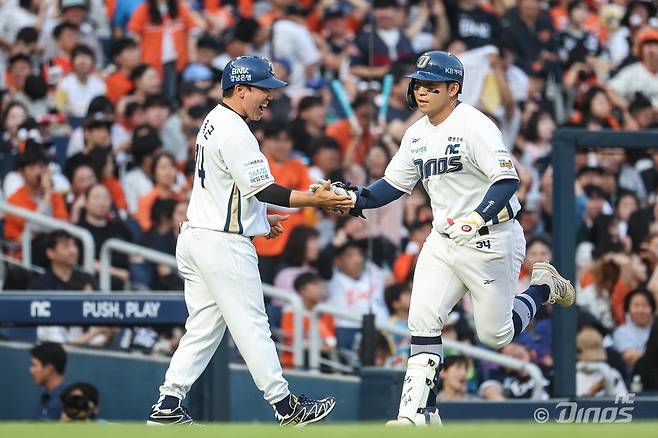 1일 창원NC파크에서 열린 2025 신한 SOL Bank KBO리그 한화 이글스와 NC 다이노스의 경기, 오영수는 팀이 2-3으로 끌려가던 6회말 2사 만루 상황 주현상의 초구 146km/h 직구를 받아쳐 우측 담장을 넘어가는 역전 대타 만루홈런을 터뜨렸다. NC 다이노스