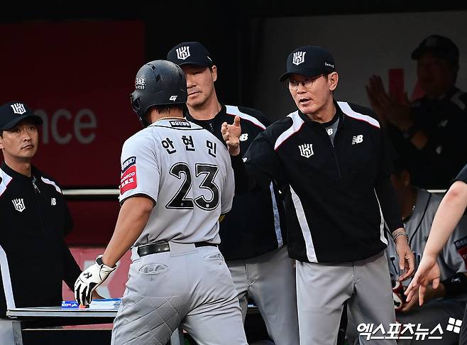 20일 오후 경기도 수원케이티위즈파크에서 열린 '2025 신한 SOL Bank KBO리그' KIA 타이거즈와 KT 위즈의 경기, 1회말 2사 1,3루 KT 강백호의 1타점 적시타 때 3루주자 안현민이 득점을 올린 뒤 더그아웃서 이강철 감독의 격려를 받고 있다. 엑스포츠뉴스 DB