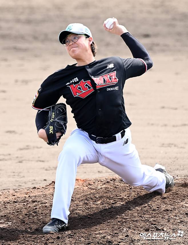 KT 위즈와 롯데 자이언츠가 2일 1:1 트레이드를 단행했다. KT는 이번 트레이드를 통해 외야수 이정훈을 품었고, 롯데는 좌완투수 박세진을 영입했다. KT는 이정훈이 타격에 강점을 지닌 좌타자라는 점에서 기대를 걸고 있고, 롯데는 박세진이 좌완투수 선수층을 두껍게 해 팀 전력을 강화할 것으로 내다보고 있다. 엑스포츠뉴스 DB