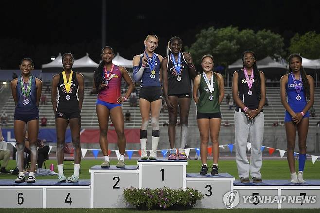 시상대 1위 자리에 공동으로 선 트랜스젠더 AB 에르난데스(왼쪽) [AP 연합뉴스]