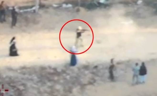 가자지구 남부 GHF 배급소 인근서 주민 향해 총 쏘는 무장괴한 [이스라엘군 제공. 재판매 및 DB 금지]