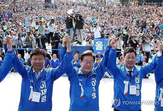 두팔 들어올리는 이재명 후보 (울산=연합뉴스) 김주성 기자 = 더불어민주당 이재명 대선 후보가 막바지 '험지 공략'에 나선 1일 울산광역시 일산해수욕장 앞에서 두 팔을 들어올리며 승리를 다짐하고 있다. 2025.6.1 [공동취재] utzza@yna.co.kr