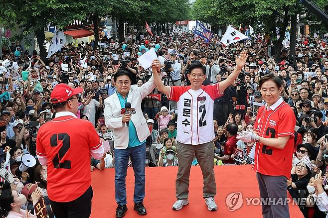 김문수, 신촌역 앞 집중유세 (서울=연합뉴스) 박동주 기자 = 국민의힘 김문수 대선 후보가 1일 서울 서대문구 신촌역에서 열린 집중유세에서 지지를 호소하고 있다. 2025.6.1 [공동취재] pdj6635@yna.co.kr