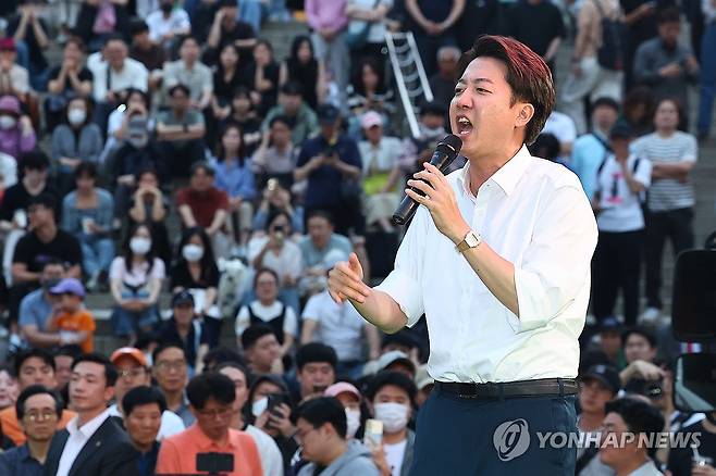 주말 서울역 광장서 유세하는 이준석 후보 (서울=연합뉴스) 서대연 기자 = 개혁신당 이준석 대선후보가 1일 저녁 서울역 앞 광장에서 유권자들에게 지지를 호소하고 있다. 2025.6.1 dwise@yna.co.kr