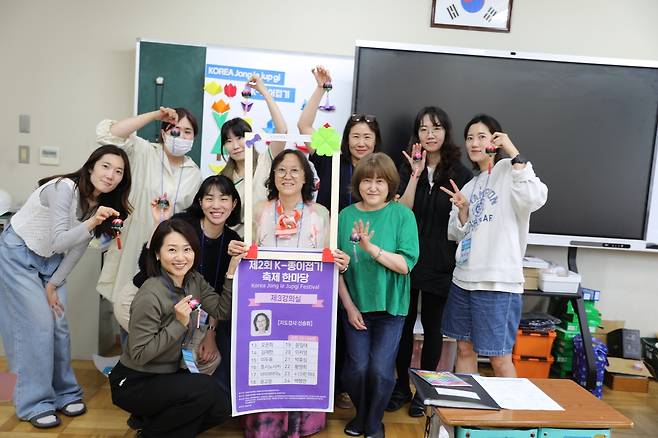 동경한국학교에서 열린 'K-종이접기 축제 한마당' 지난달 31일부터 3일간 동경한국학교에서 열린 'K-종이접기 축제 한마당'에서 종이접기를 배운 한국학교 교사와 지역민들. [종이문화재단 제공. 재판매 및 DB 금지]