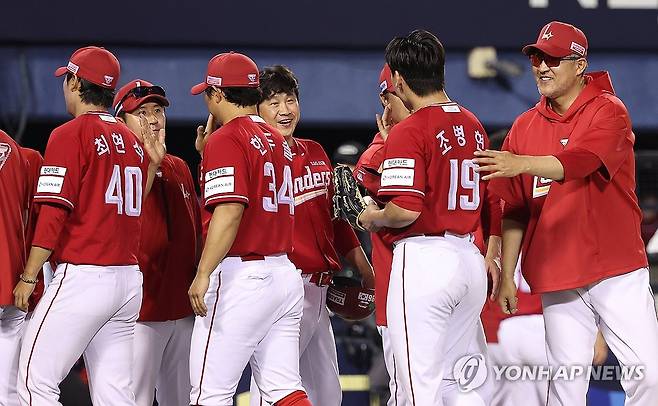 승리 거둔 SSG (서울=연합뉴스) 김성민 기자 = 20일 서울 잠실야구장에서 열린 프로야구 2025 신한 SOL 뱅크 KBO리그 SSG 랜더스와 두산 베어스의 경기에서 5대 3으로 승리를 거둔 SSG 선수들이 기뻐하고 있다. 2025.5.20 ksm7976@yna.co.kr