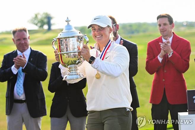 우승컵을 든 스타르크 [로이터=연합뉴스] Mandatory Credit: Benny Sieu-Imagn Images