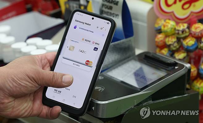 삼성페이 결제 장애 발생 (서울=연합뉴스) 김도훈 기자 = 삼성전자 모바일 결제 시스템인 삼성페이에 결제 장애가 발생한 2일 오전 서울 시내 한 편의점에서 한 시민이 결제를 위해 단말기에 지문인식으로 로그인을 시도하고 있다. 하지만 시스템 에러로 지문 인식이 불가했다. 2025.6.2 superdoo82@yna.co.kr