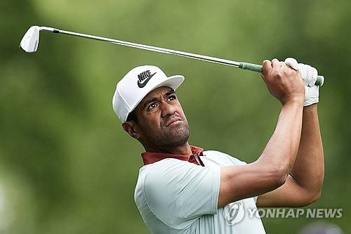 토니 피나우의 아이언 샷. [AP=연합뉴스]