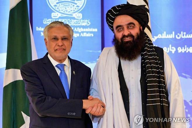 악수하는 이샤크 다르 파키스탄 외무장관과 아미르 칸 무타키 아프간 외무장관(오른쪽) 다르 장관과 무타키 장관이 2025년 4월 19일 아프간 수도 카불에서 회담에 앞서 악수하고 있다. [AP 연합뉴스 자료사진. 재판매 및 DB 금지]