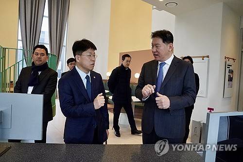 진현환 1차관, 코리빙 하우스 방문 진현환 1차관, 코리빙 하우스 방문
    (서울=연합뉴스) 진현환 국토교통부 제1차관이 8일 서울 마포구 공유 주거 공간 코리빙 하우스 현장을 찾아 주거 공간을 둘러보고 있다. 2024.3.8 [국토교통부 제공. 재판매 및 DB 금지]
    photo@yna.co.kr